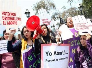 Perú debate sobre despenalizar el aborto en caso de violación