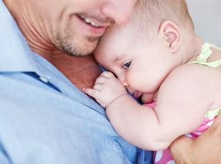 Los hombres también generan vínculos físicos con sus hijos/as