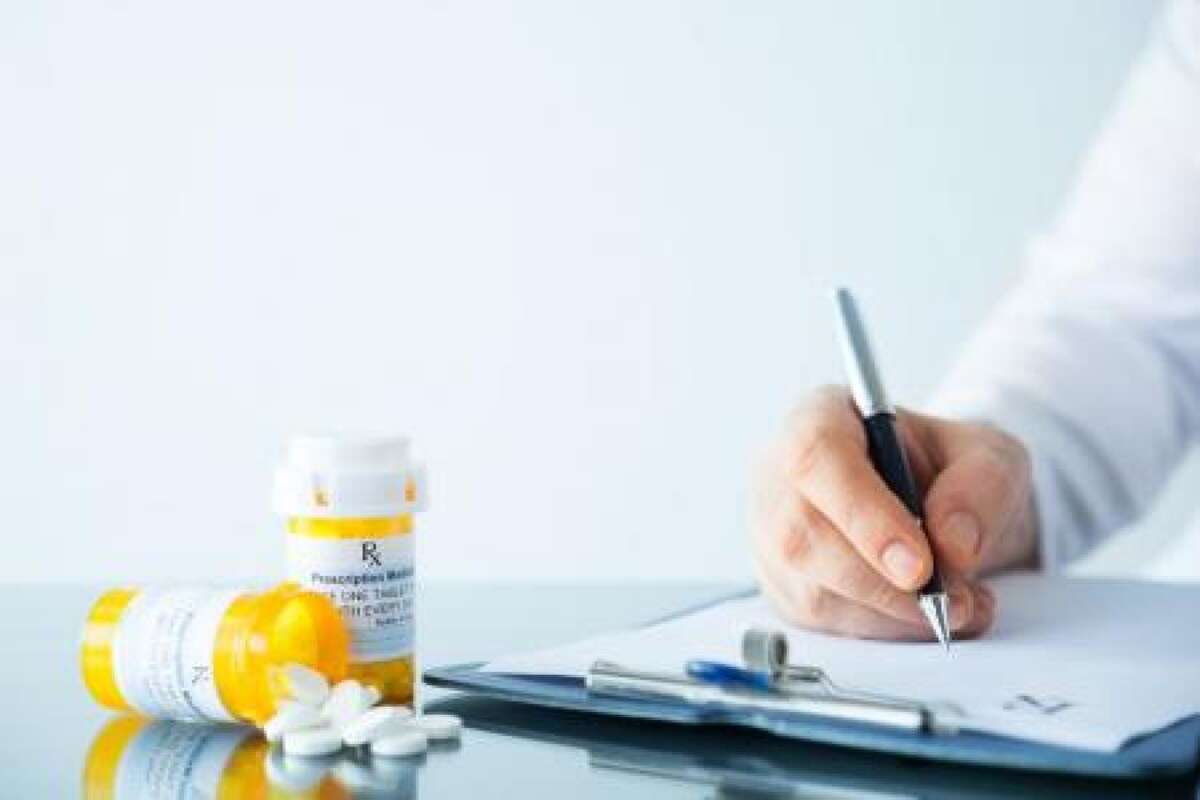 Medico recetando Misoprostol